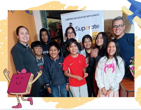 Grupo de estudiantes con docentes