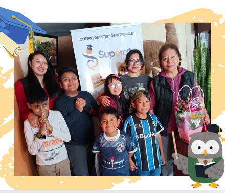 Grupo de estudiantes felices con el equipo Súperate