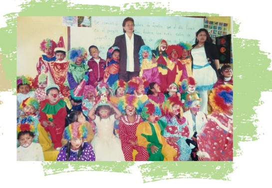 Niños disfrazados celebrando