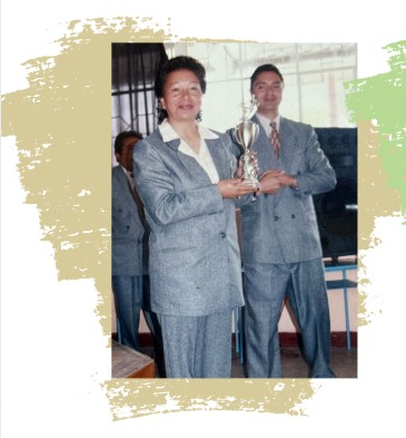 Fundadoras con trofeo